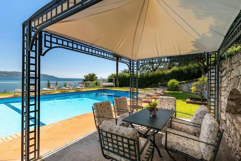 Villa Aurora- Villa Esclusiva Con Piscina E Splendida Vista Lago Гарньяно Экстерьер фото